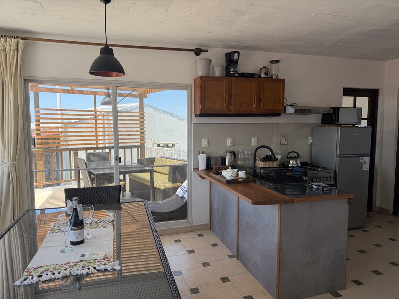 Cocina comedor renovada, con salida directa a la terraza