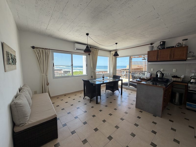 Living comedor del bungalow de dos dormitorios, con ventanal al mar