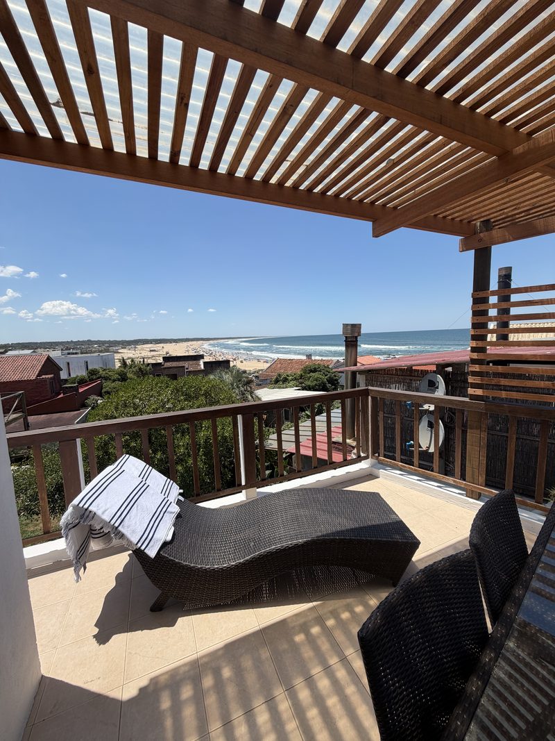 Reposera en la terraza, con la playa de fondo
