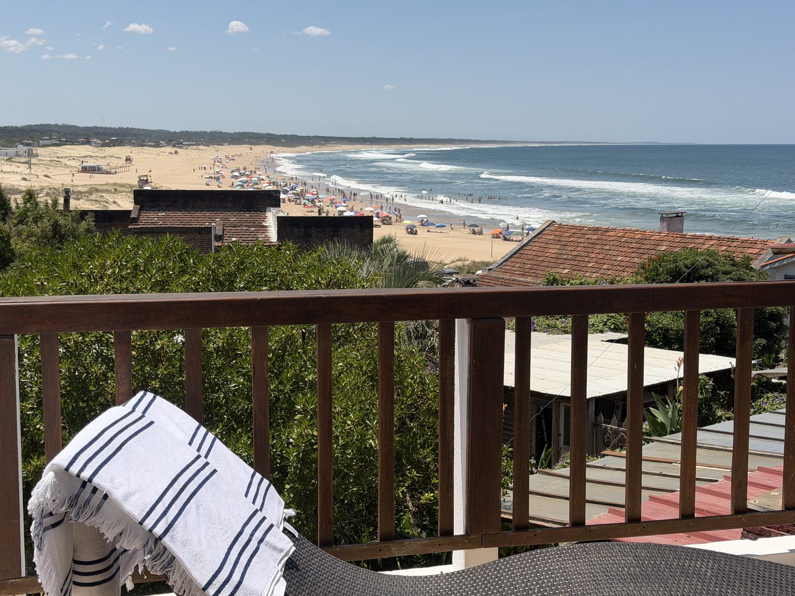 La playa de La Pedrera en verano, vista desde la terraza del bungalow de dos dormitorios