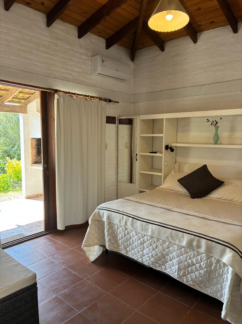 Cama del Estudio Superior bajo el techo de madera