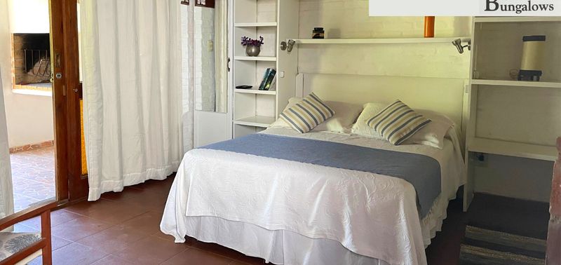 Interior del Estudio con cama y estufa a leña