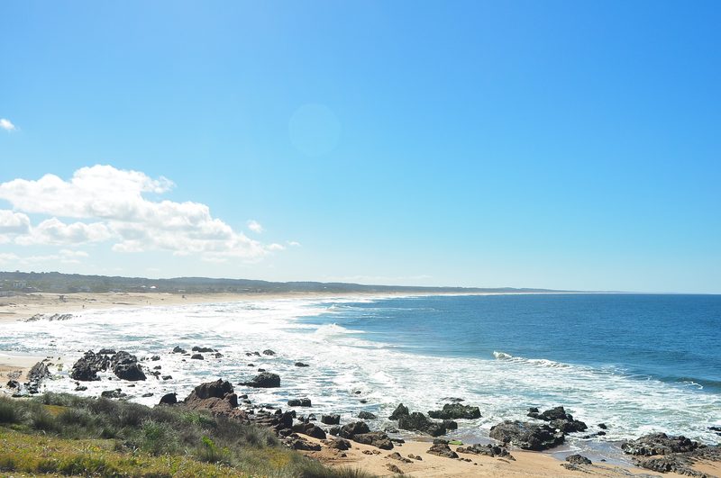 La costa rocosa de La Pedrera, con la playa hacia el horizonte