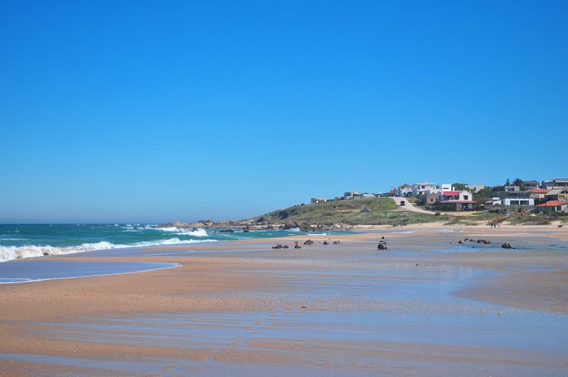 La punta de La Pedrera, con las rocas al borde del agua