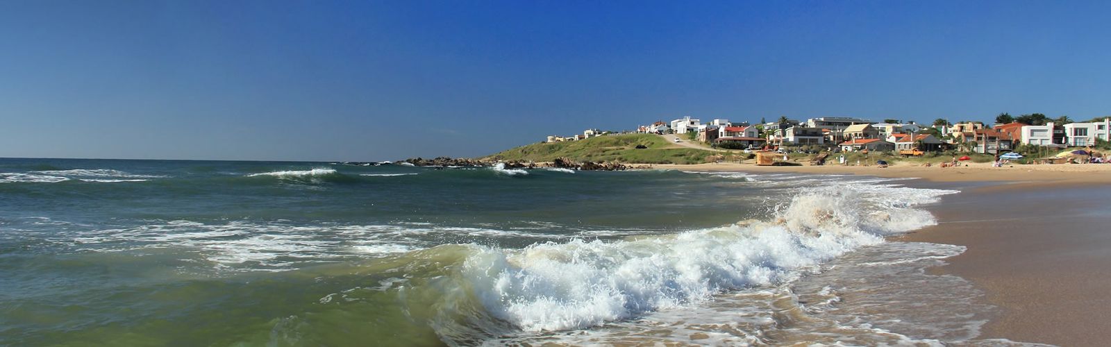 La Pedrera vista desde la playa El Desplayado, con las casas sobre la punta