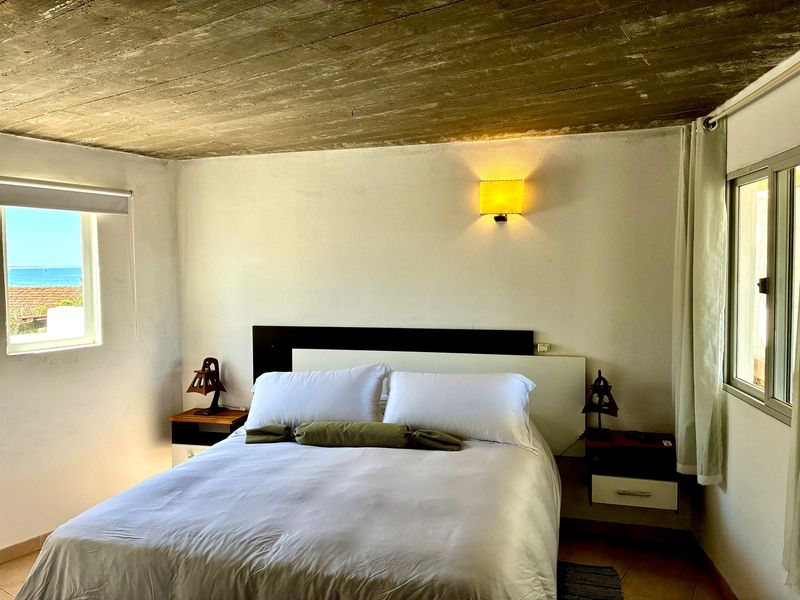 Dormitorio principal con sommier king size y vista al mar