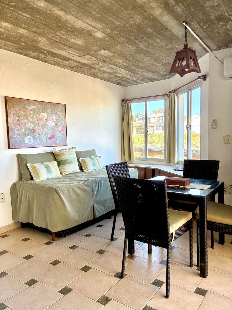 Living con sofá cama y mesa de comedor